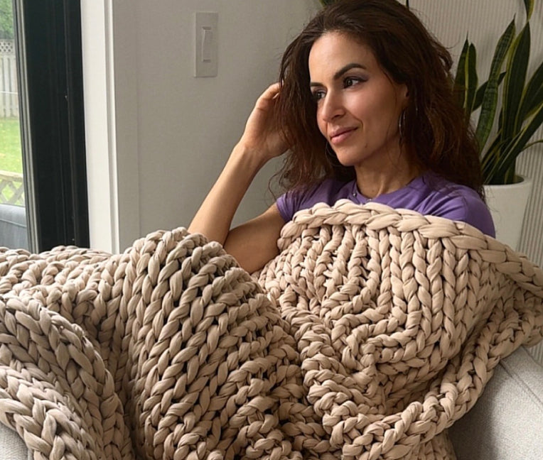 Gros plan sur la maille tricotée de la couverture lestée en coton
