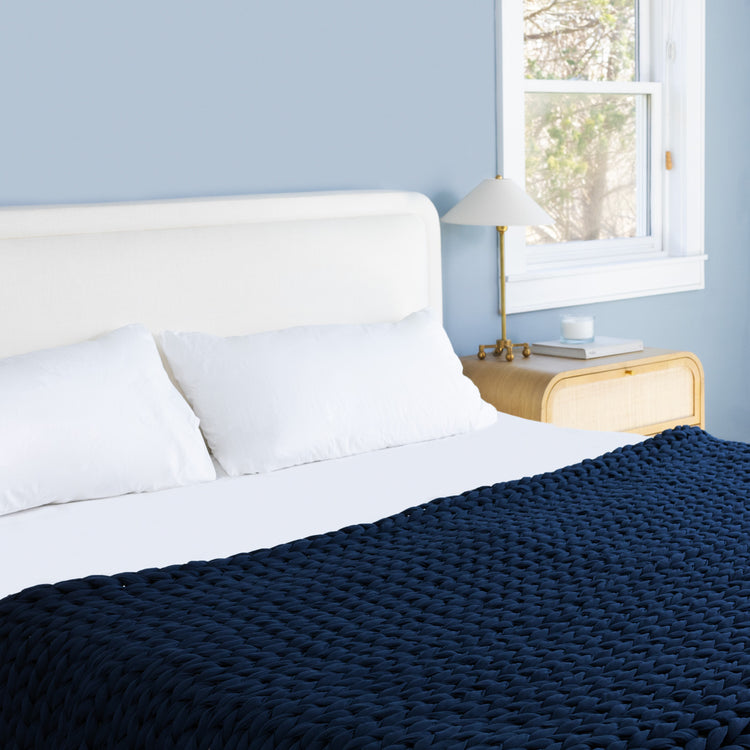 blue color ocean hugger on bed - 20 lbs